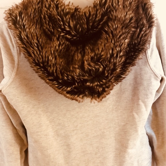 Hooded fur lined sweat shirt. Light grey. - Picture 5 of 5